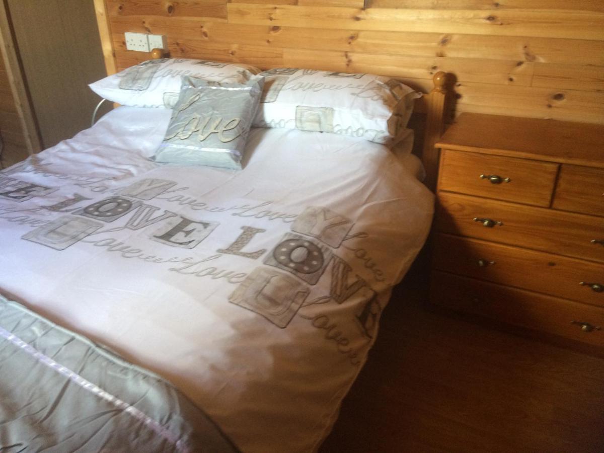 Log House Hideaway Villa Johnswell Bagian luar foto