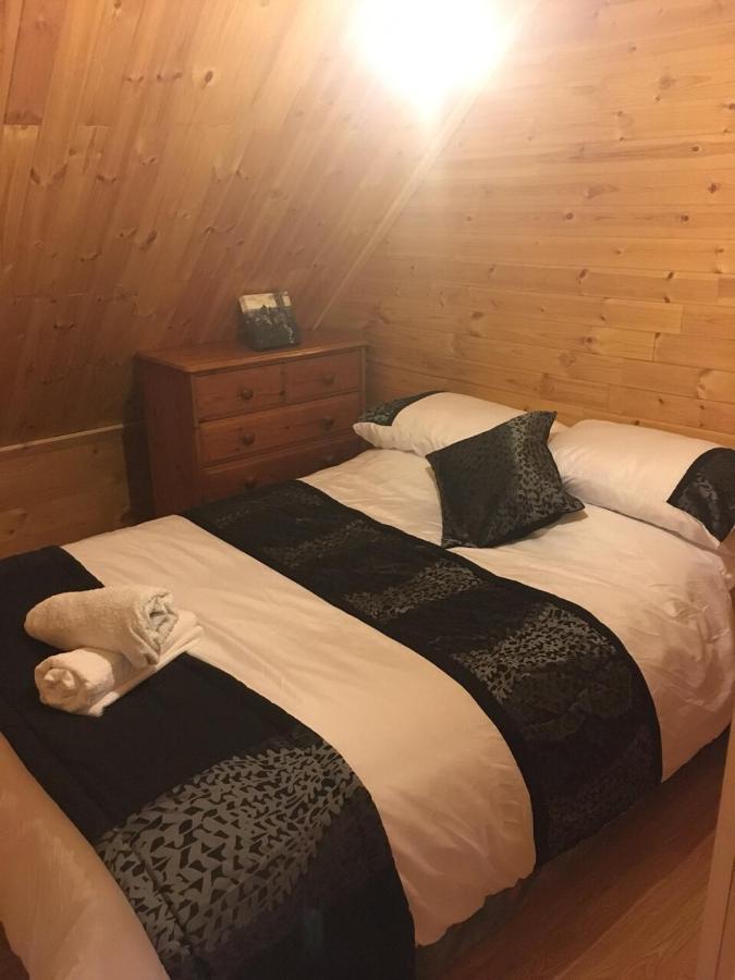 Log House Hideaway Villa Johnswell Bagian luar foto